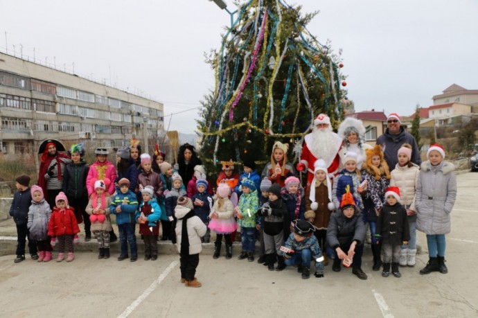 В Судакском ТСН "Айвазовка" подарили детям новогодний утренник (фото и видео)