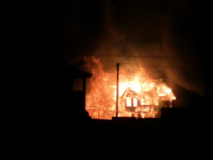 Появилось фото ночного пожара, уничтожившего деревянное строение в бухте Капсель