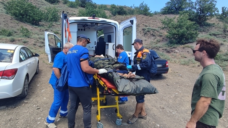 Судакские спасатели эвакуировали с пляжа мужчину с травмой позвоночника
