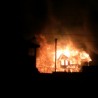 Появилось фото ночного пожара, уничтожившего деревянное строение в бухте Капсель