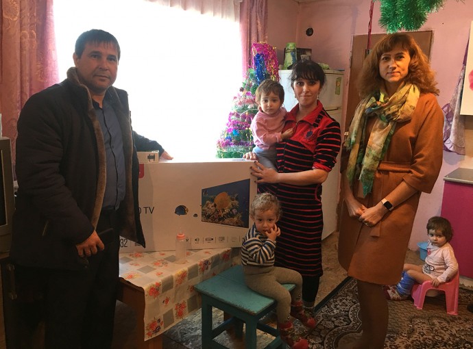 Одинокой маме «тройни» из Холодовки подарили телевизор