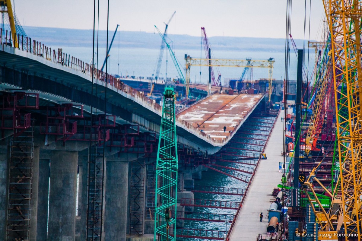 Скоро здесь будет свежий асфальт и автомобили будут подниматься на высоту 37 метров, чтобы проехать по арке Крымского моста. Фото Александры Рогожиной