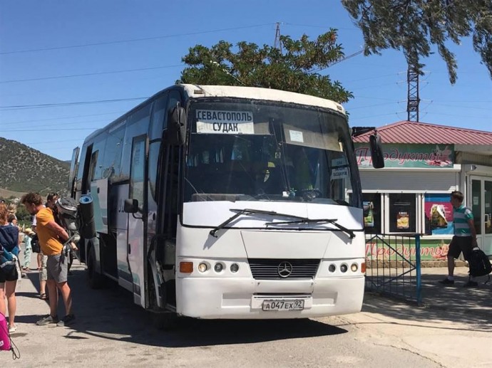 Туристке пришлось догонять автобус «Судак — Севастополь», в котором остался ее незрячий сын