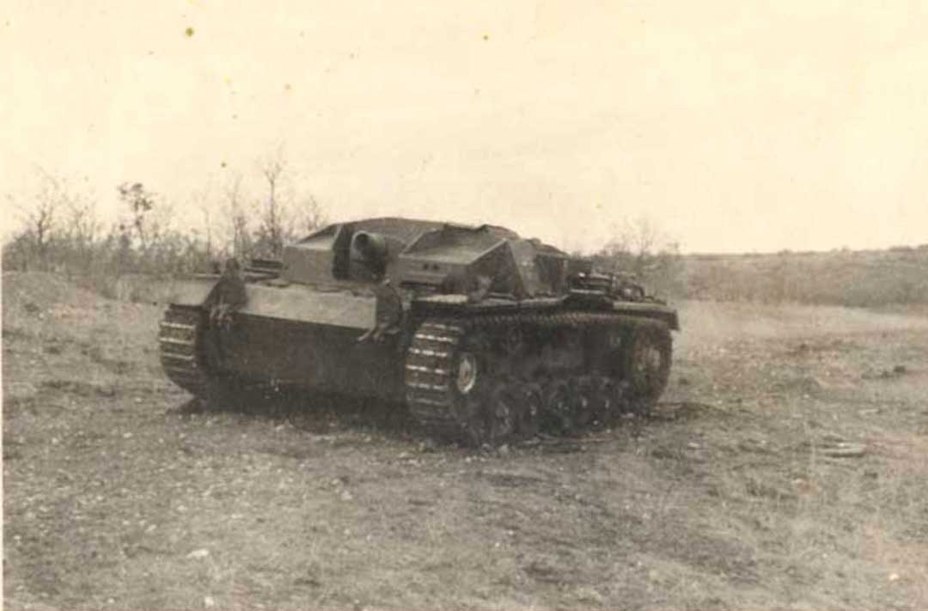 Немецкое штурмовое орудие StuG III в Крыму, осень 1941 года. Против Судакского десанта немцы использовали три таких машины. Фото из коллекции автора