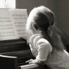 ​Девочке из Веселого приходится играть на воображаемом пианино из-за отсутствия настоящего