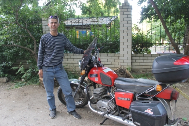Судакчанин на старом мотоцикле едет в Магадан