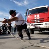 Судакский силач протащил пожарную машину по набережной (видео)