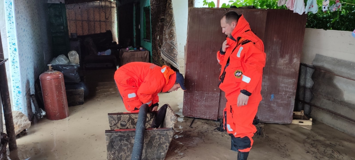 Судакские спасатели участвуют в ликвидации последствий подтопления в Белогорске