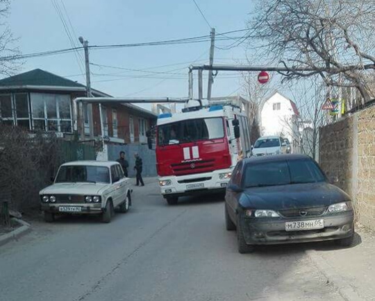 В Судаке припаркованные на дороге автомобили заблокировали пожарную машину