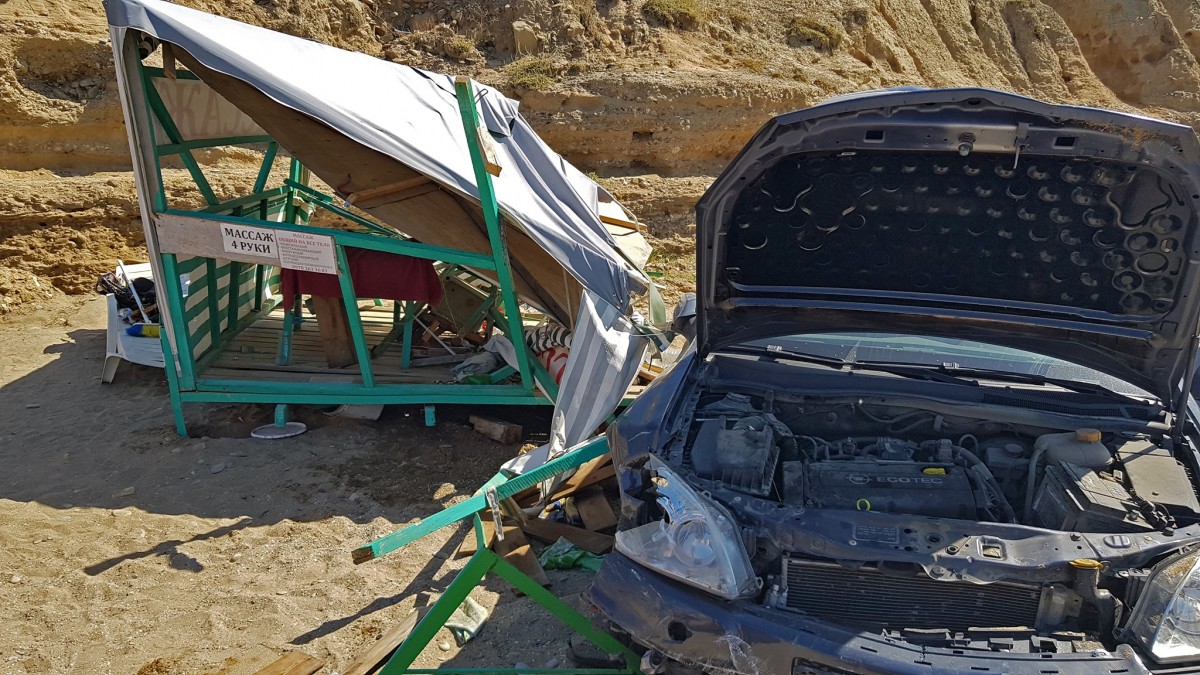 На Меганоме автомобиль свалился с обрыва на палатку массажиста