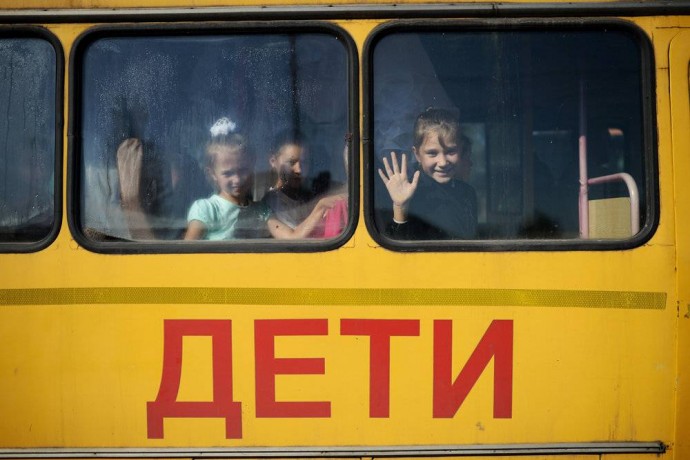 Дети теперь будут ездить в автобусах с «мигалками»