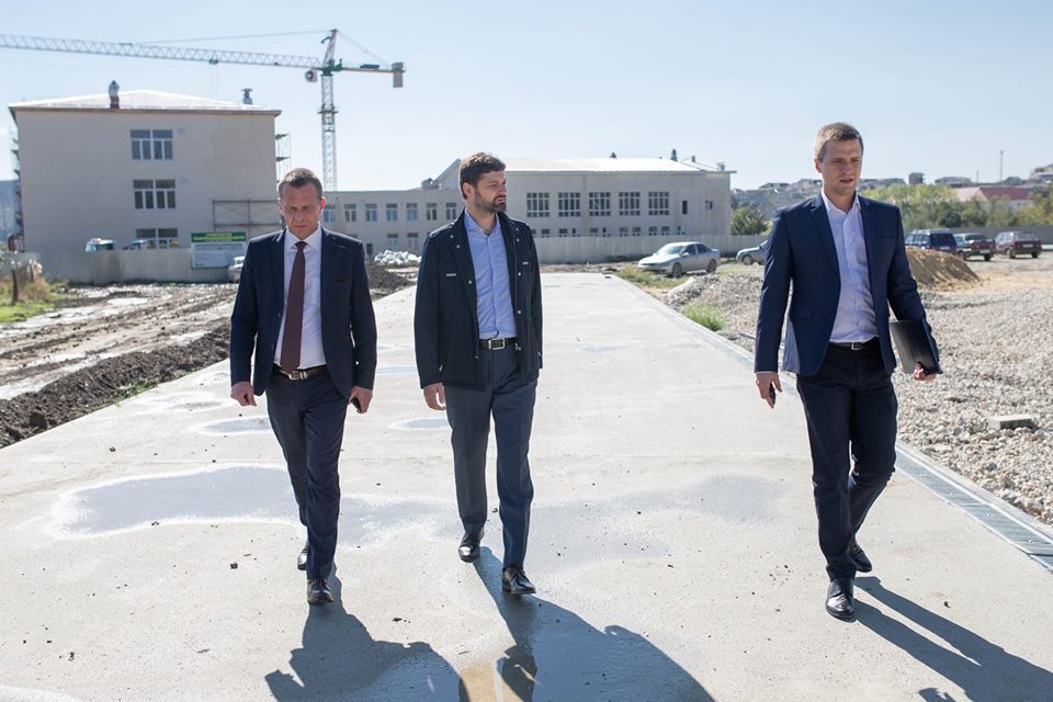 Депутат Госдумы оценил ход строительства школы и детского сада в Судаке