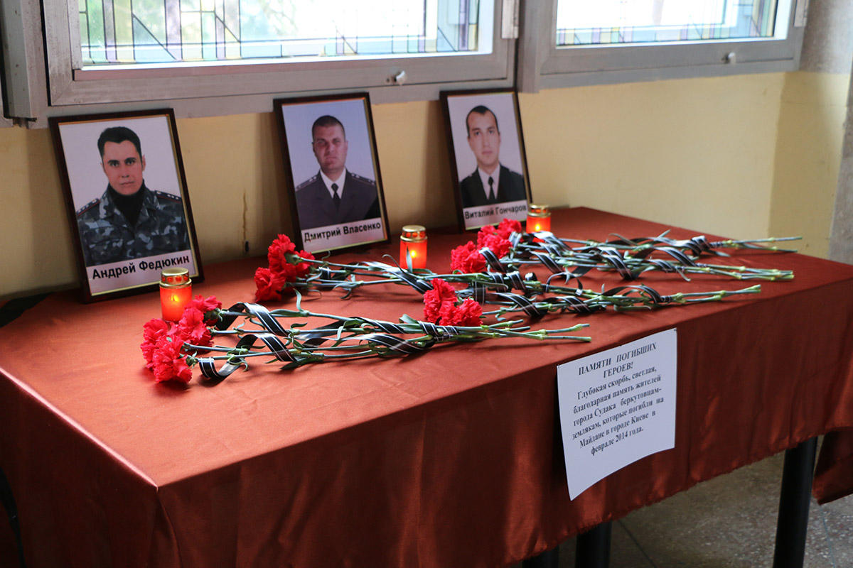 Фотографии погибших бойцов выставляют и в администрации Судака. Фото 2017 года.