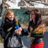 На улицах Судака дарили женщинам цветы 3