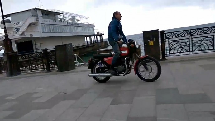 По набережной Судака, пугая прохожих, носился мотоциклист