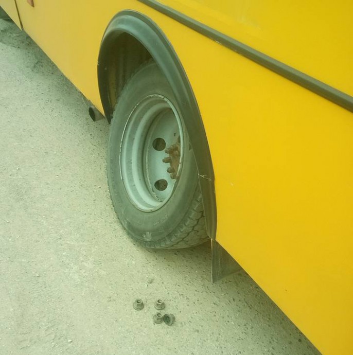 Очевидцы: в Судаке у рейсового автобуса на ходу открутилось колесо