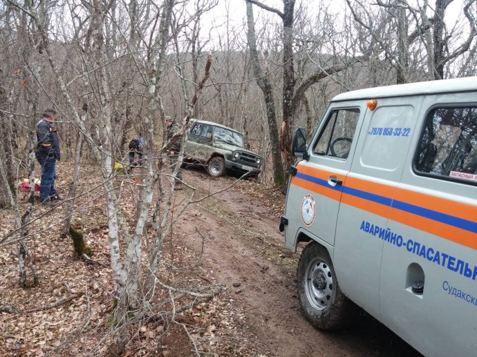 Спасатели помогли выбраться застрявшему в лесу под Судаком УАЗу