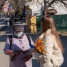 На улицах Судака дарили женщинам цветы 2
