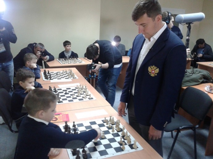 Судакские шахматисты сыграли с Сергеем Карякиным