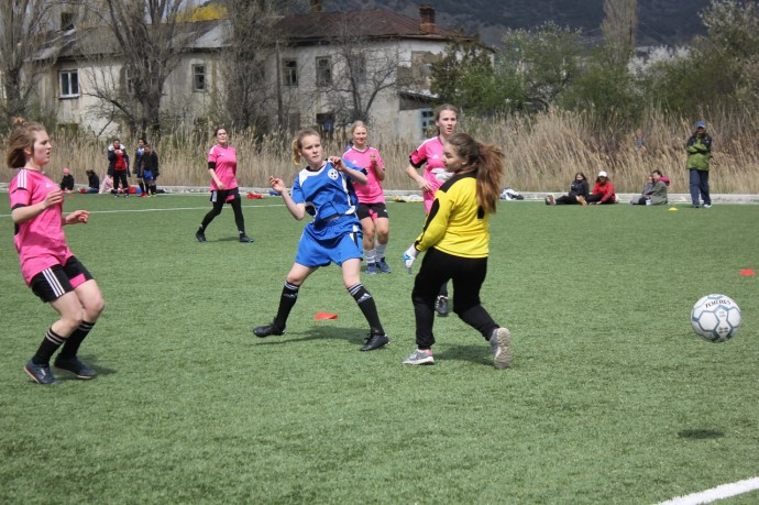 Девушки-футболистки из Судака вышли в лидеры Первенства Крыма