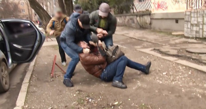 В Симферополе поймали украинского шпиона (видео задержания)