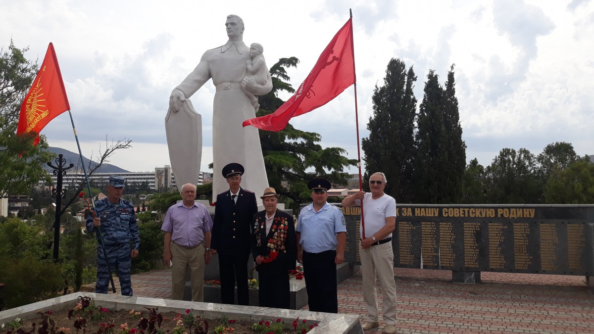 Подразделения МВД в Судаке почтили память павших в годы войны