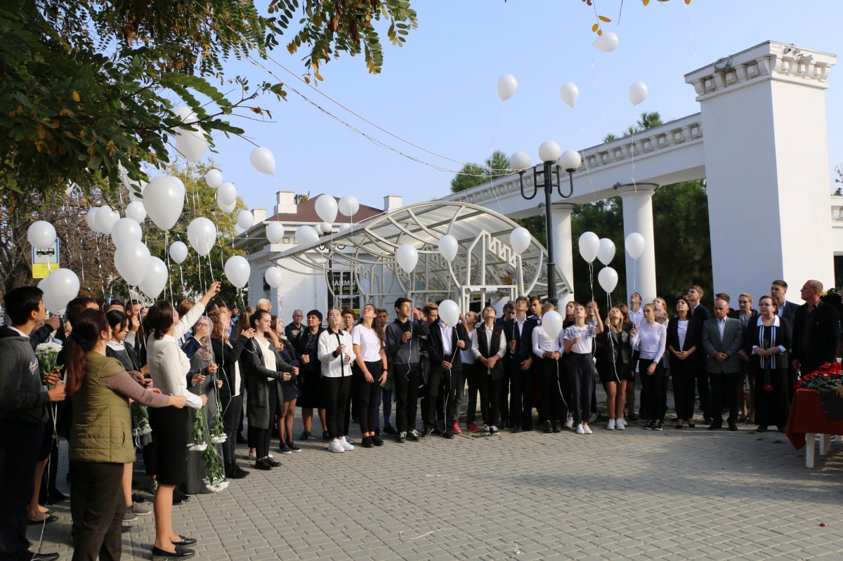 #КерчьМыСТобой - Школьники в Судаке выпустили в небо белые шары