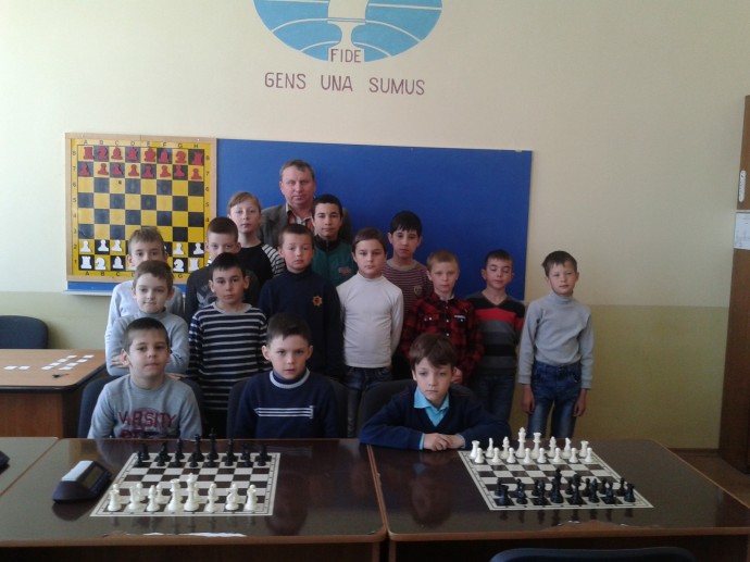 Соревнуются юные шахматисты