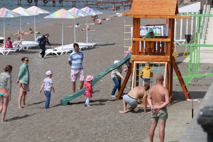 Пляжи Судака готовят к лету и оборудуют детскими площадками