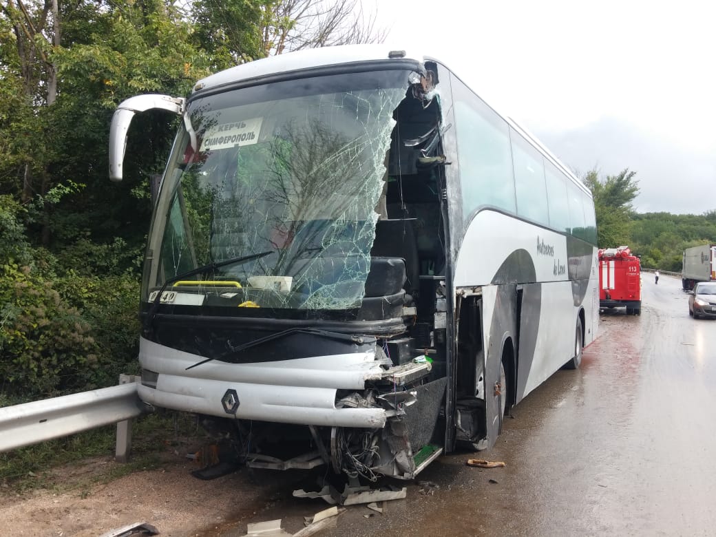 В Грушевке столкнулись рейсовый автобус и грузовик - есть пострадавший
