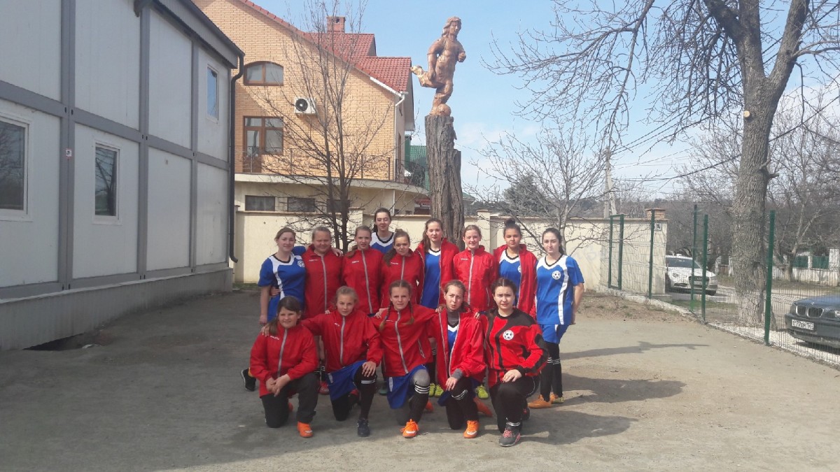 Футболистки из Судака приняли участие в женском футбольном турнире