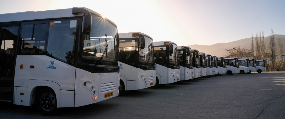 На фото - новые городские автобусы, поступившие в Судак в начале апреля 2022 года.