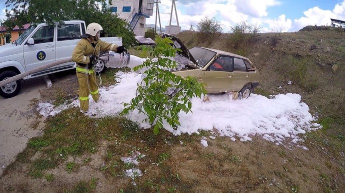 Спасатели в Судаке тушили загоревшийся автомобиль - на учениях