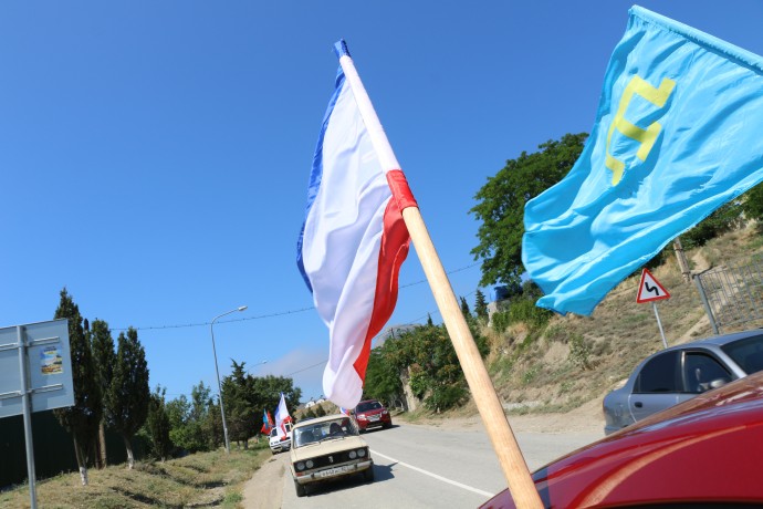 В Судаке состоялся автопробег, посвященный Дню крымскотатарского флага