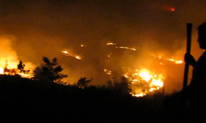 Появилось видео ночного тушения лесного пожара под Судаком