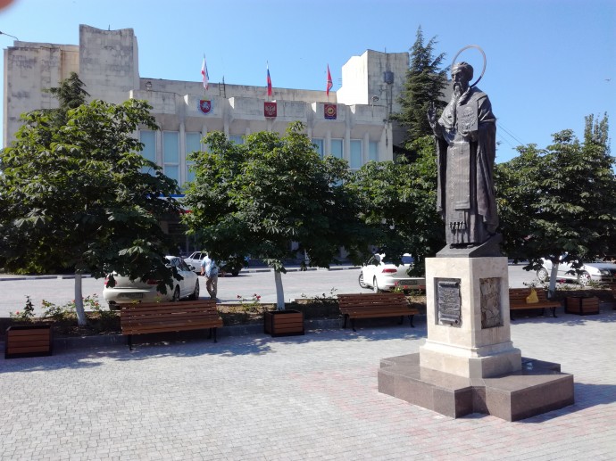 В Судаке благоустраивают площадь вокруг памятника Стефану Сурожскому
