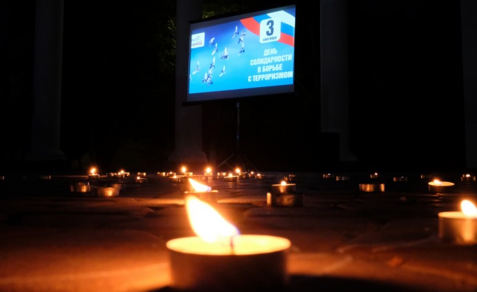 В Судаке зажгли свечи в память о жертвах террористических актов