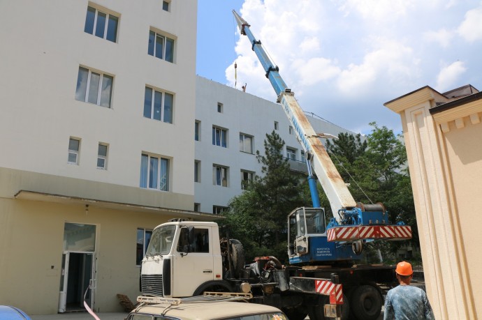 Крышу Судакской больницы ремонтируют впервые за много лет