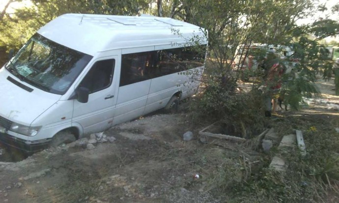 Спасателям в Судаке пришлось вытаскивать автобус с туристами из грязи