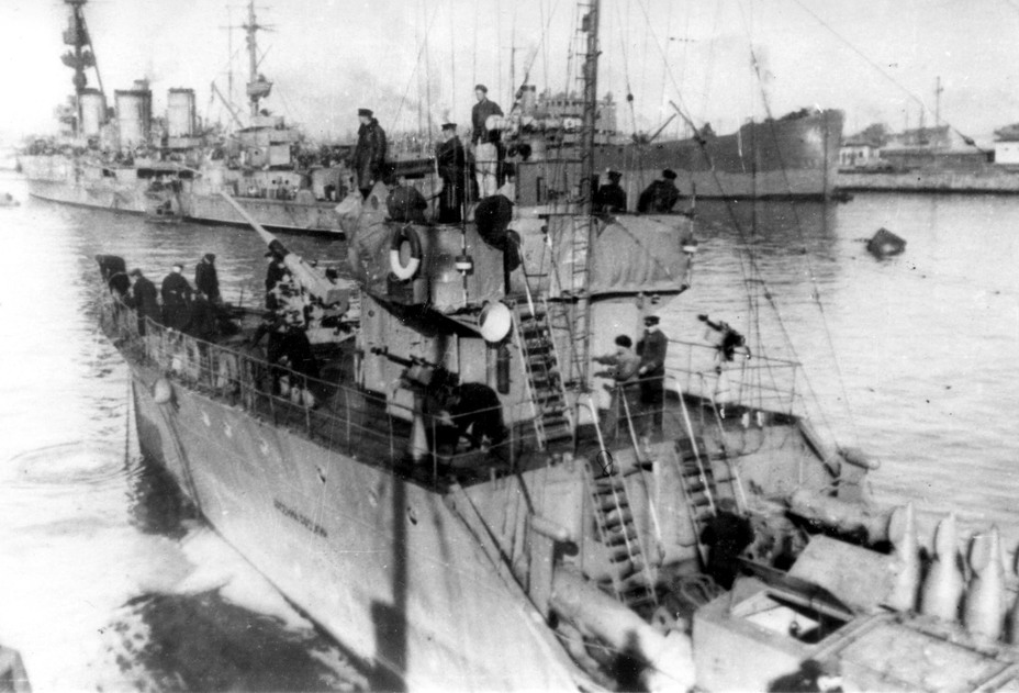 Тральщик Т-412 в Батуми, 1944 год. На заднем плане – крейсер Красный Крым