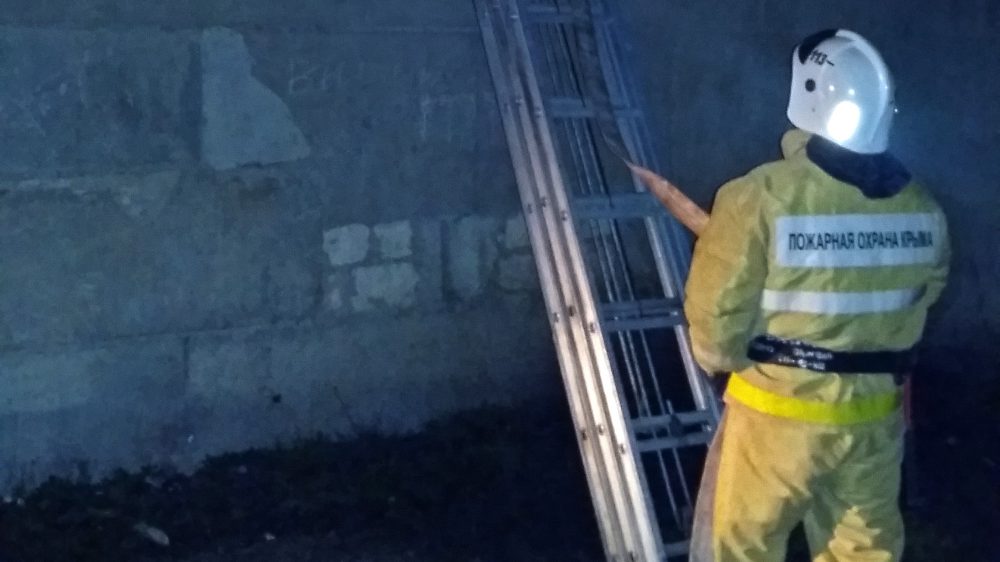 Пожарные боролись с учебным задымлением на первом этаже Грушевской школы