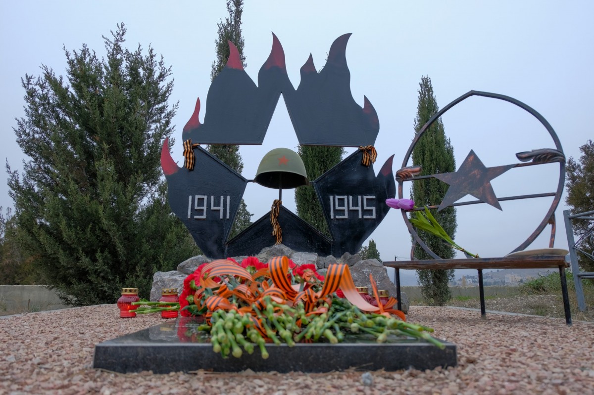 В Судаке почтили память неизвестных солдат