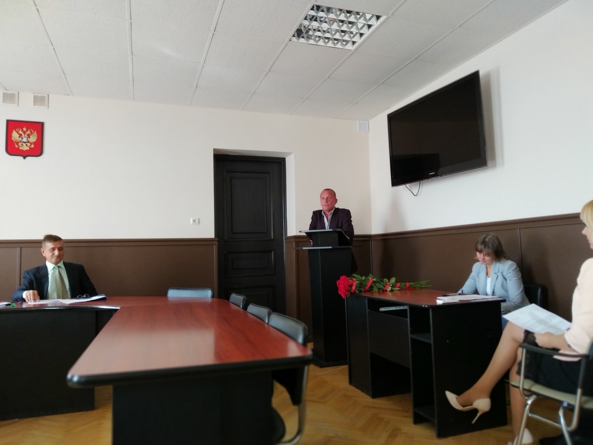 Андрей Некрасов слагает полномочия главы администрации. Фото Игоря Кириченко