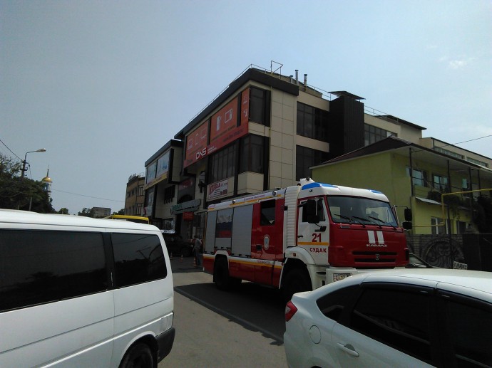 Пожарные проверили безопасность торгового центра в Судаке