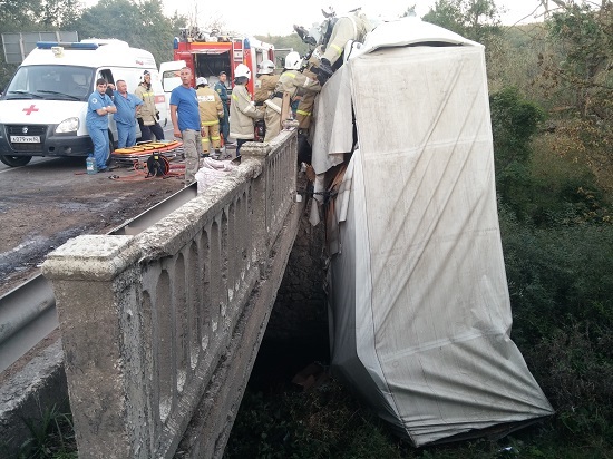 Недалеко от Грушевки грузовик упал с моста после ДТП