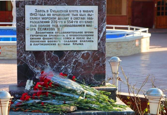 Судакчане возложили цветы к памятнику десантникам 1942 года