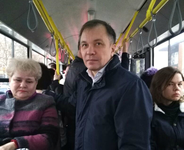 Министр экономического развития Крыма Андрей Мельников добирается на прием граждан в Симферополе на троллейбусе