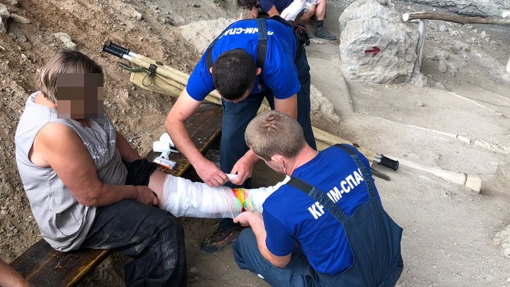 Спасатели помогли туристке, повредившей ногу в районе грота Шаляпина в Новом Свете