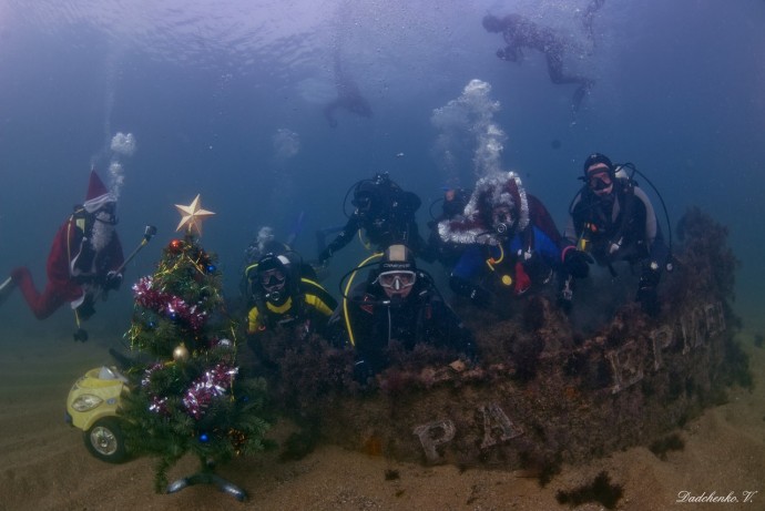 Дайверы из Судака и Симферополя на Рождество спели под водой