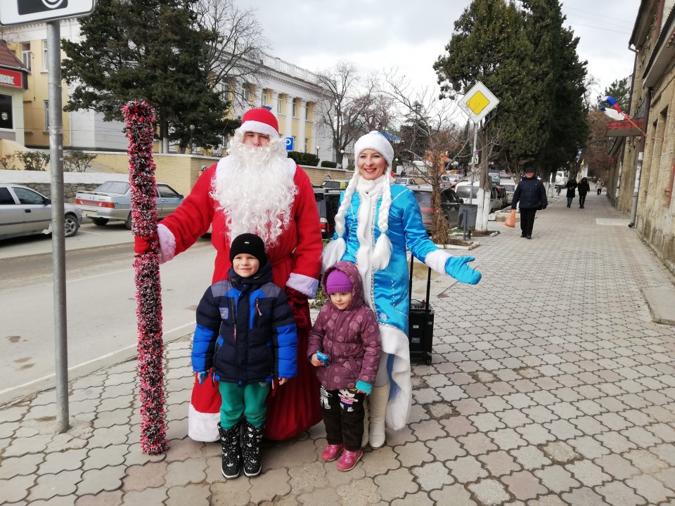В Судаке Дед Мороз и Снегурочка поздравили детей с днем Николая Чудотворца